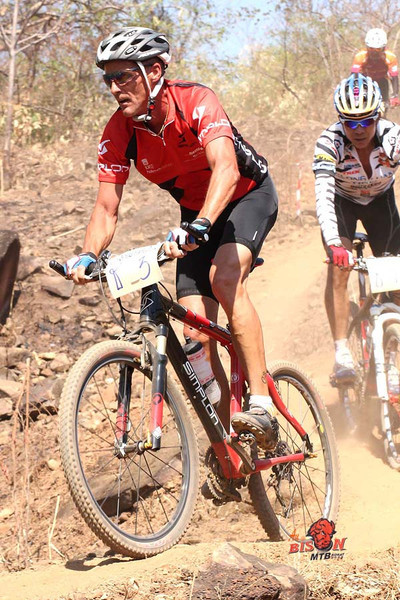 Mein erstes MTB-Rennen in Thailand: heiß, staubig, aber eine interessante Strecke. Bis kurz vor Ende noch auf dem 2. Platz liegend, verlor ich diese Position durch einen Kettenklemmer – am Ende Platz 8 von 24 in meiner Gruppe