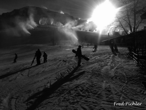 Besondere Lichtspiele in Hochsöll, Österreich – Schneekanonen bei Gegenlicht (Dez. 2013)