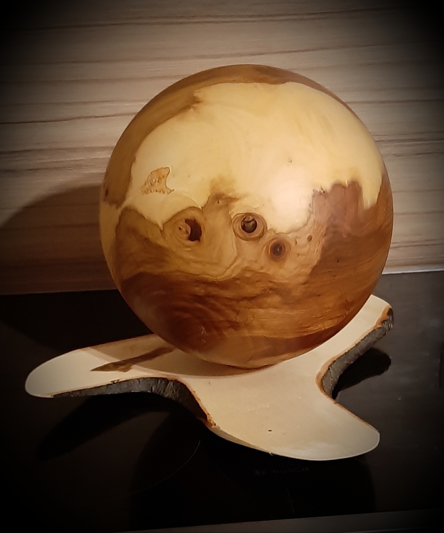 Kugel aus Apfelholz