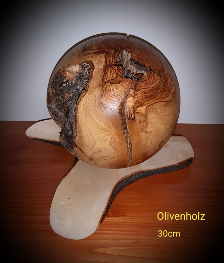 Gedrechselte Holzkugel aus Olivenholz mit 30 cm Durchmesser