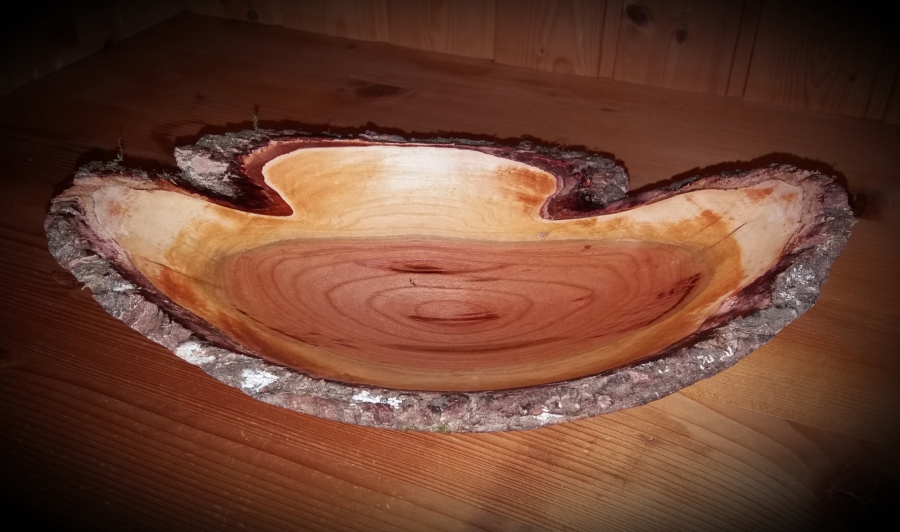 Eine Naturrandschale aus Zwetschgenholz