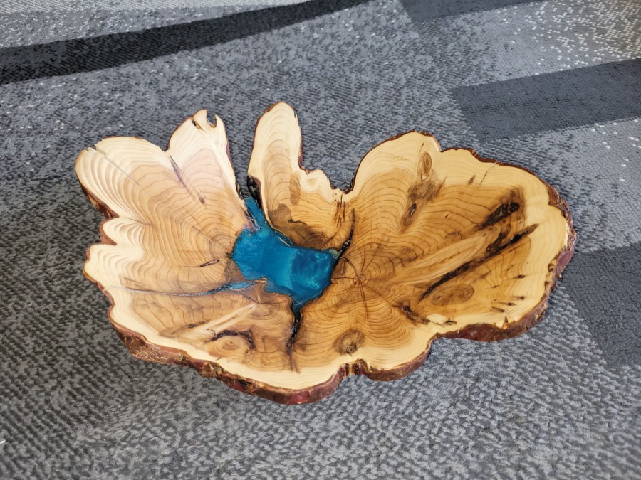 Eine Eibenschale mit blau ausgeharzter Fehlstelle, 30 cm Durchmesser
