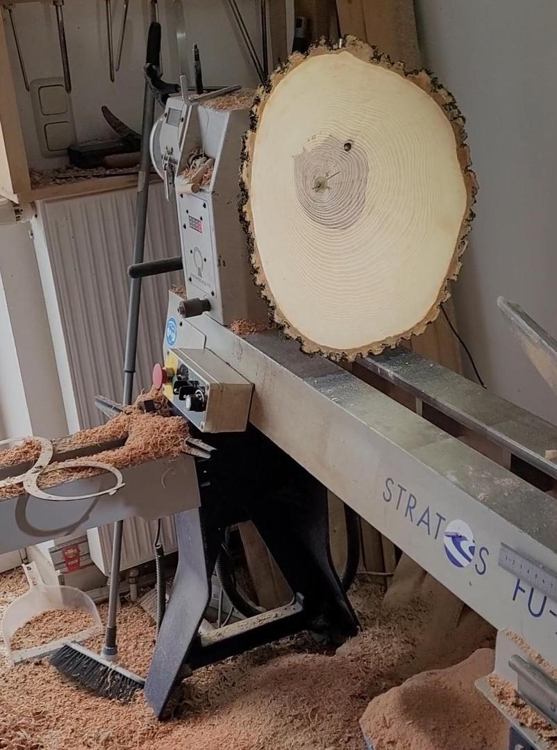 Eine 45 cm große Eschenschale, Hirnholz, nass gedrechselt, mit Naturrand und nur 4 mm dick. Die Trocknung erfolgt hier mindestens vier Wochen in den eigenen Spänen in einem Müllsack, so lässt sich die Rissgefahr verringern