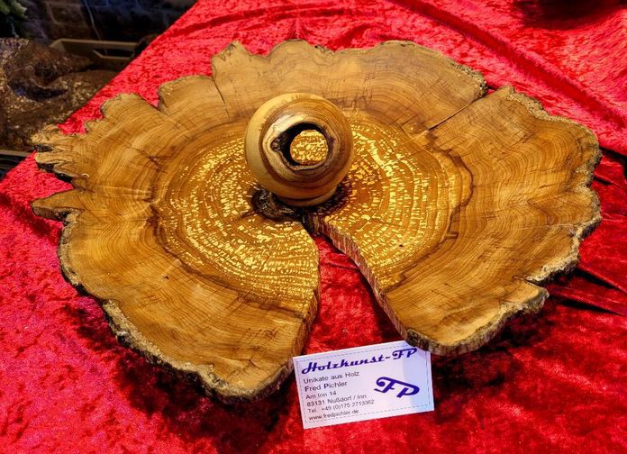 Eine sehr große Schale aus gestocktem Hirnholz vom Apfelstamm mit 60 cm Durchmesser