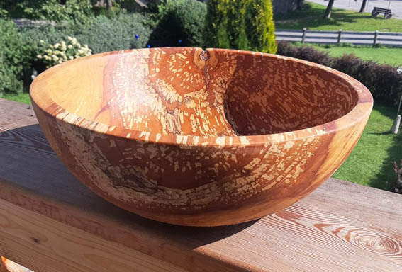 Eine sehr dekorative Schale aus gestocktem Apfelholz mit 40 cm Durchmesser