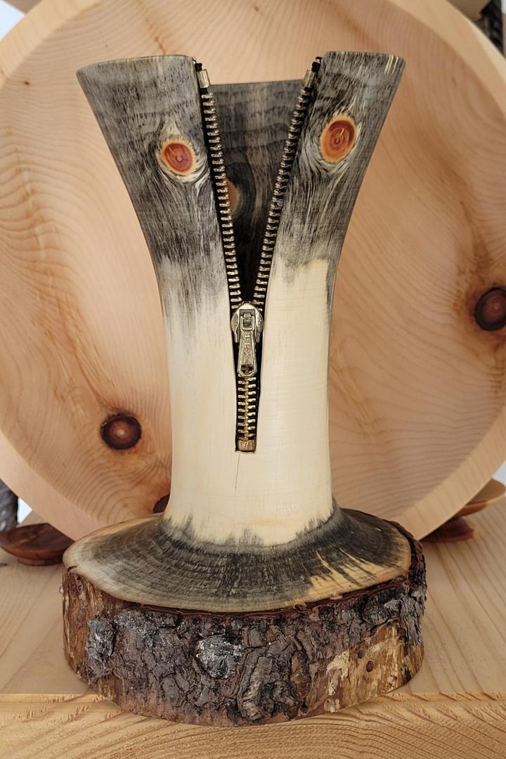 Eine Vase aus gestocktem Zirbenholz mit Reißverschluss