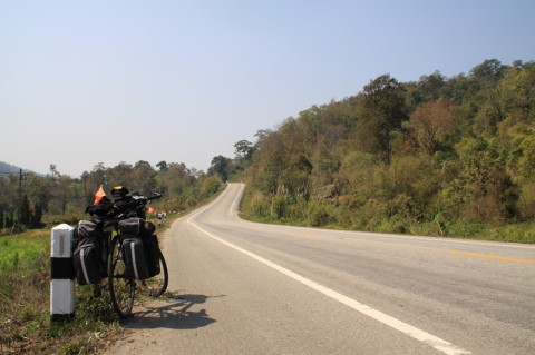 Auf dem Weg von Chiang Rai nach Chiang Mai (Linksverkehr)