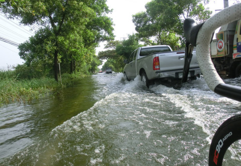 In der Regenzeit geht es schon mal durch überflutete Straßen
