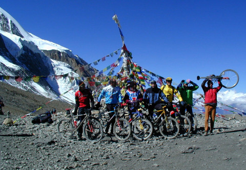 Unsere Gruppe schaffte im Jahr 2000 die Erstbefahrung des höchsten Bergpasses der Welt, des Thorong La mit 5.416 m in der Annapurna-Region im Himalaya, Nepal